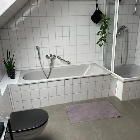 Mobliertes Reihenhaus Mit Garten - Mindestens 4 Wochen Oder Langer Buchbar